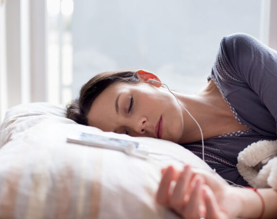 Frau schläft mithilfe von Schlafmedizin