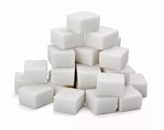 Aufeinander gestapelte Zuckerwürfel als Symbol für Diabetes.