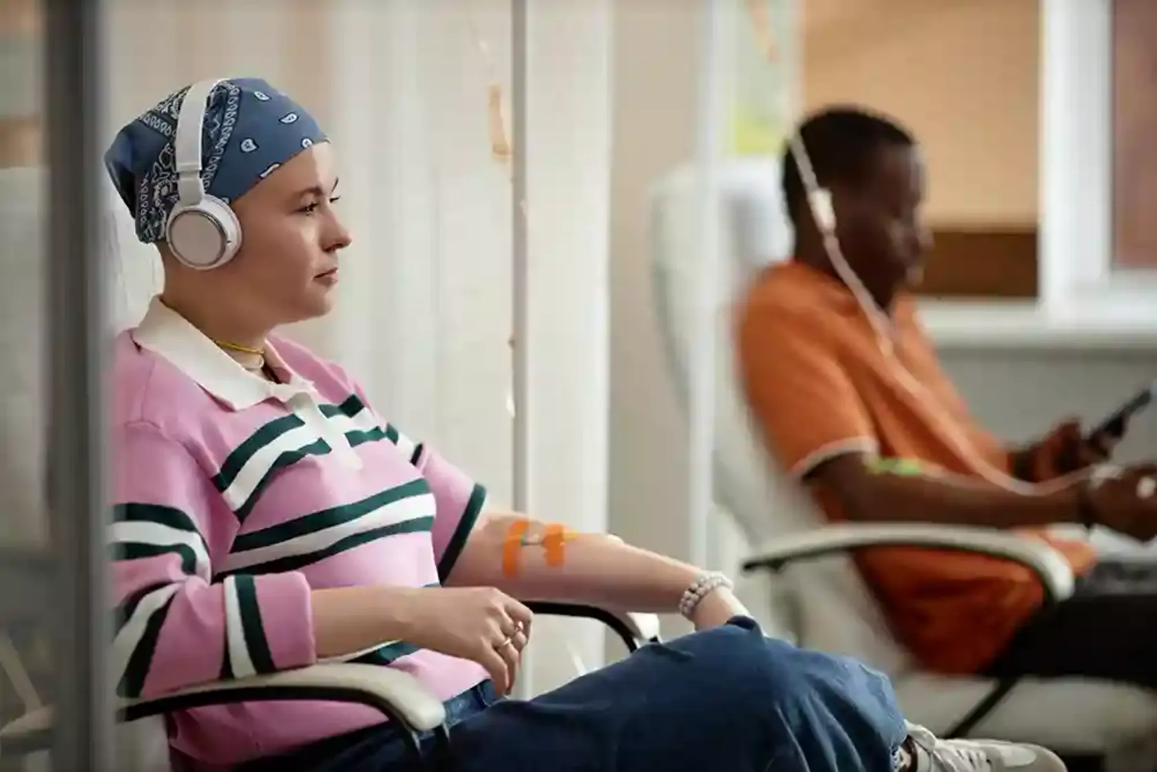 Eine Frau und ein Mann sitzen bei der ambulanten Chemotherapie-Infusion.
