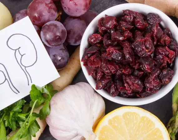 Richtige Diät bei akutem Nierenversagen: u.a. Trockenfrüchte, Weintrauben, Knoblauch, Zitrone, grüner Spargel.