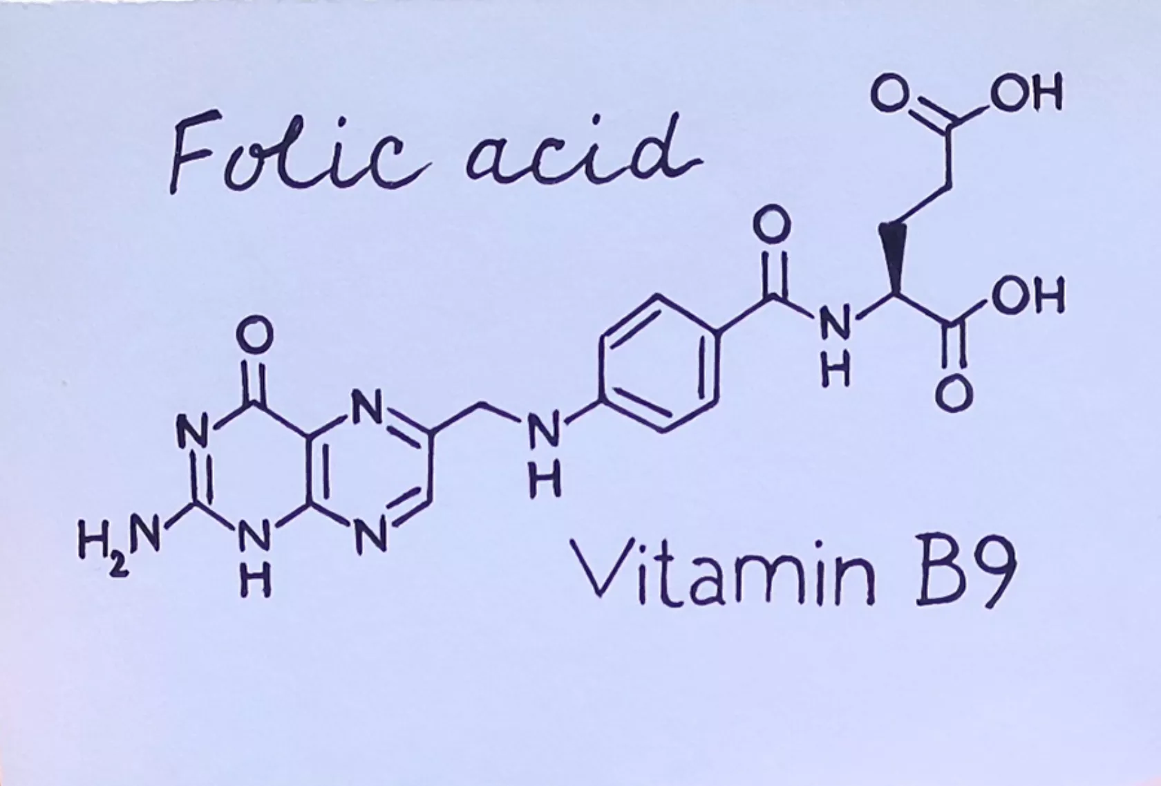 Schriftzug Folic acid und Vitamin B9 und Strukturformel  von c19h19n7o6.