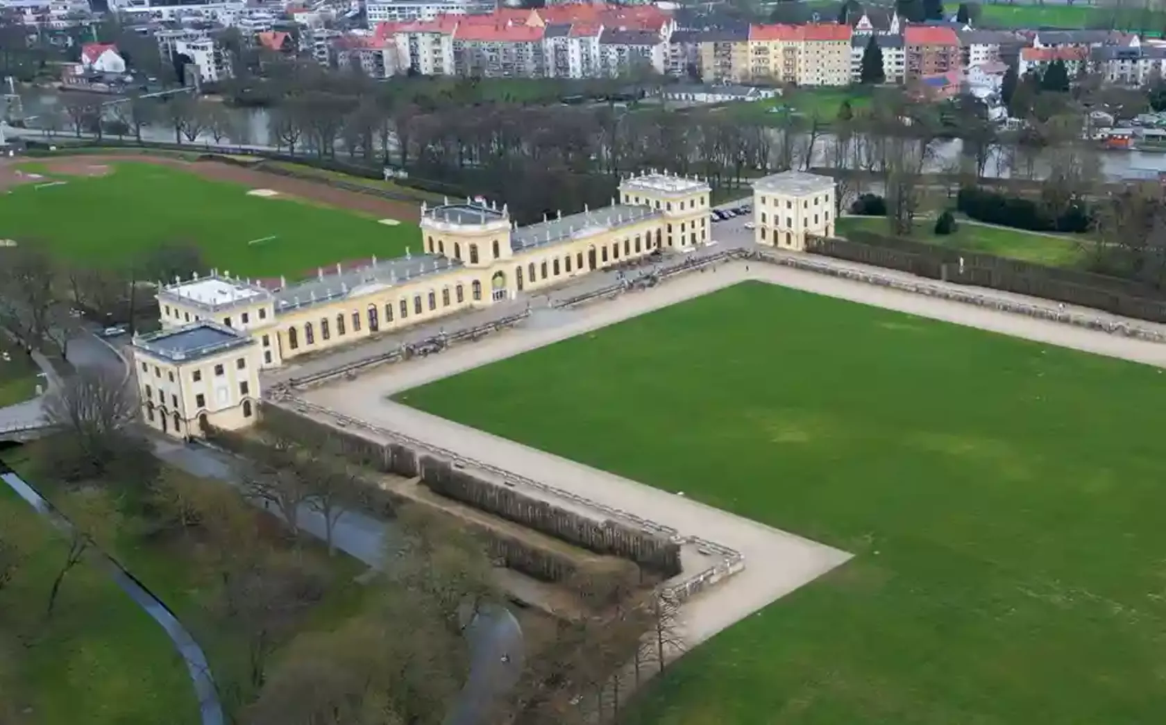 Drohnen-Aufnahme von Schloss Wilhelmshöhe und Kassel
